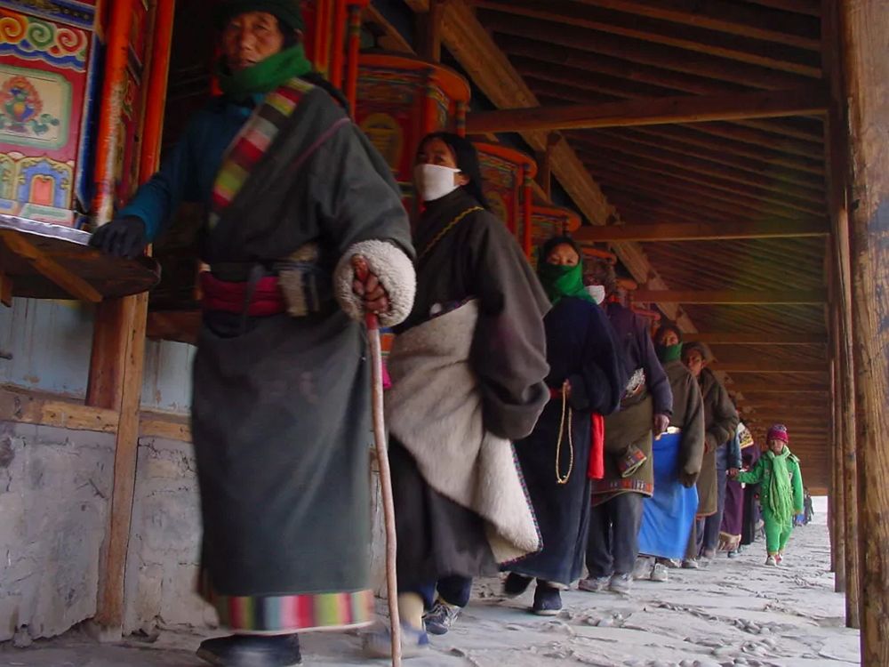 Pèlerins en circumambulation dans un monastère tibétain - Chine