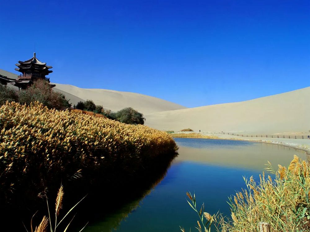 Lac du Croissant de Lune et dunes de Mingsha, à Dunhuang - Chine