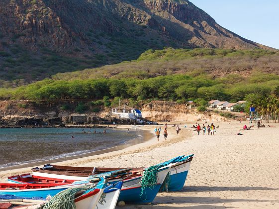 Bateaux de pêcheurs à Tarrafal Beach sur l'île de Santiago by Samuel Borges Phototgraphy