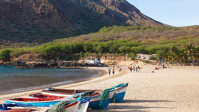 Bateaux de pêcheurs à Tarrafal Beach sur l'île de Santiago by Samuel Borges Phototgraphy