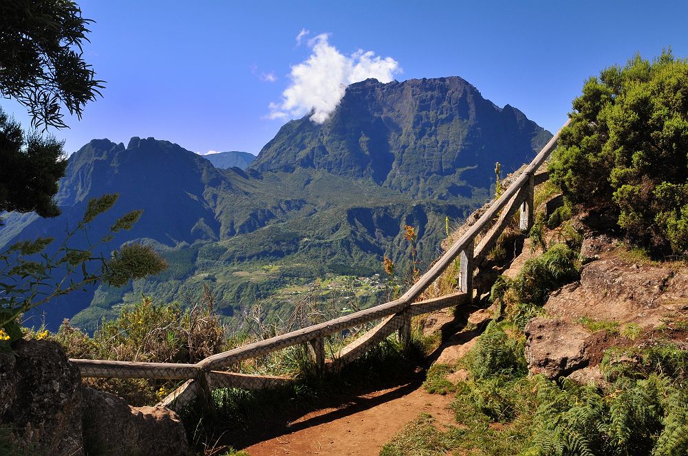 Vue sur le cirque de Mafate depuis un sentier à La Réunion