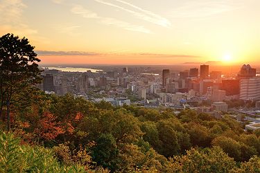 Québec - Vue sur la ville et les grattes-ciel de Montréal au coucher de soleil