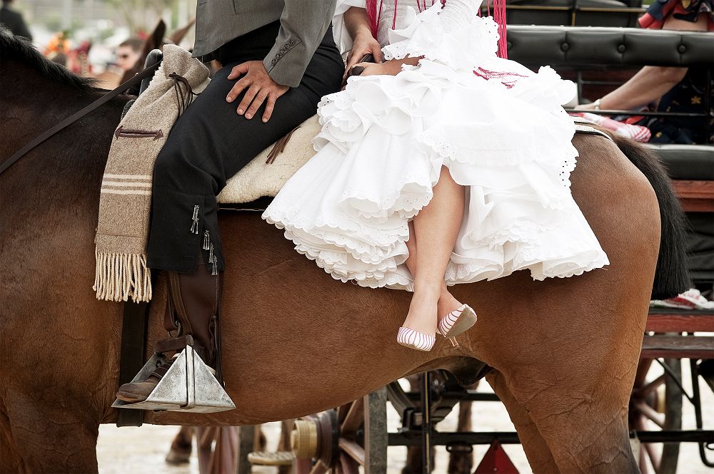 Homme et femme en costume traditionnel sur un cheval à Séville - Espagne