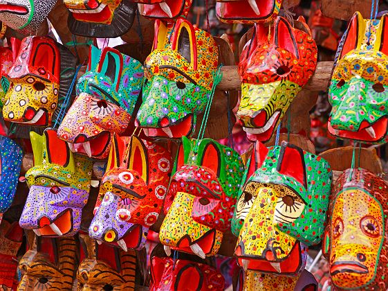 Guatemala - Commerce de masques en bois au marché de Chichicastenango
