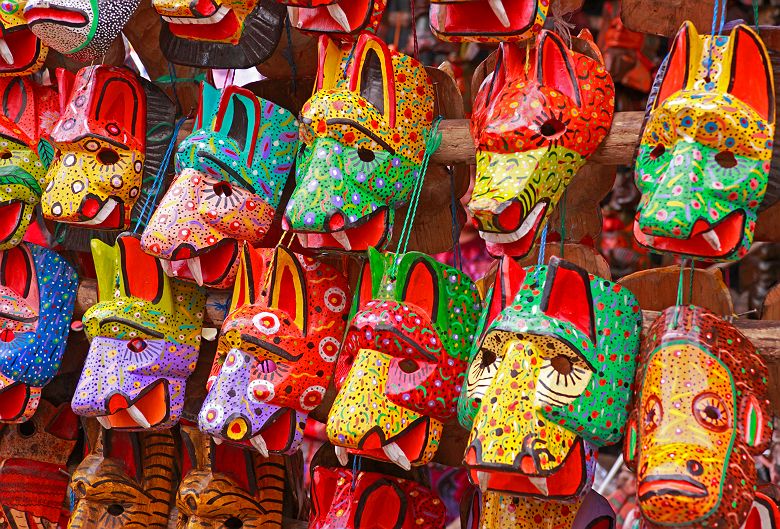 Guatemala - Commerce de masques en bois au marché de Chichicastenango