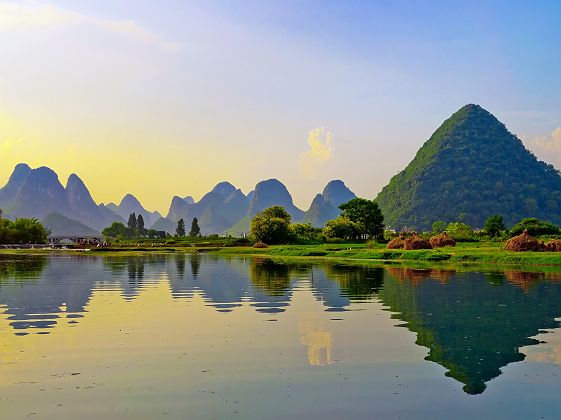 Coucher de soleil sur la rivière Li,Yangshuo près de Guilin, Chine