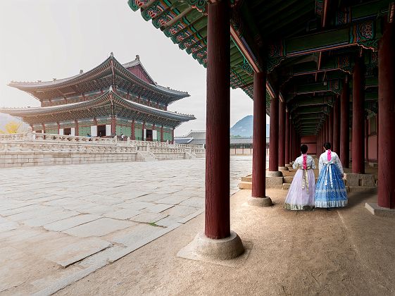 Femmes coréennes en vêtements traditionnels dans le Palace Gyeongbokgung à Séoul - Corée du Sud
