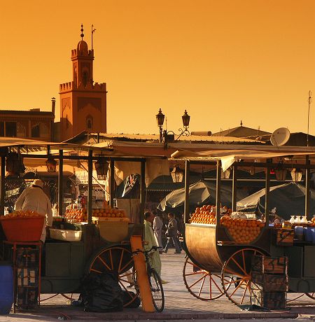 Marché sur la place Jemaa el-Fna à Marrakech, au Maroc