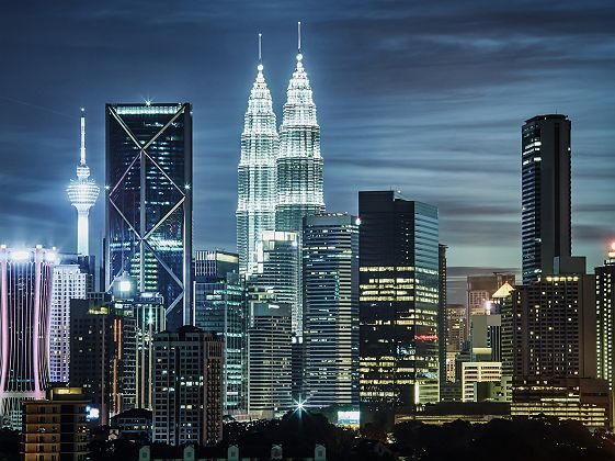 Skyline de Kuala Lumpur de nuit, avec les Petronas Twin Towers - Malaisie