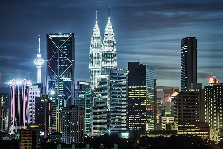Skyline de Kuala Lumpur de nuit, avec les Petronas Twin Towers - Malaisie