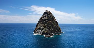 Rocher au large d'Ua Huka, Archipel des Marquises - Polynésie Française