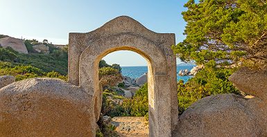 Sardaigne - Portail en pierre près de la plage à Olbia