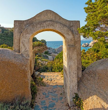 Sardaigne - Portail en pierre près de la plage à Olbia