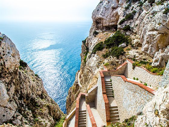 Sardaigne - Escaliers menant à la grotte de Neptune dans les falaises de Capo Caccia, près d'Alghero