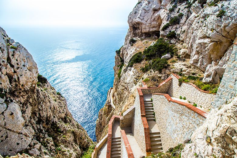 Sardaigne - Escaliers menant à la grotte de Neptune dans les falaises de Capo Caccia, près d'Alghero