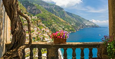 Campanie - Vue sur la ville de Positano depuis un balcon fleuré