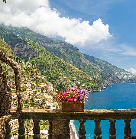 Campanie - Vue sur la ville de Positano depuis un balcon fleuré