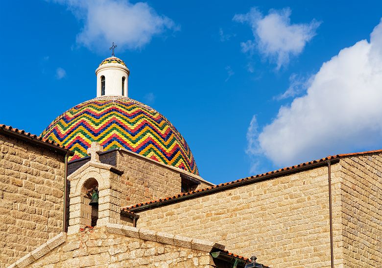 Sardaigne - Vue sur la coupole colorée de l'église de San Paolo Apostolo à Olbia
