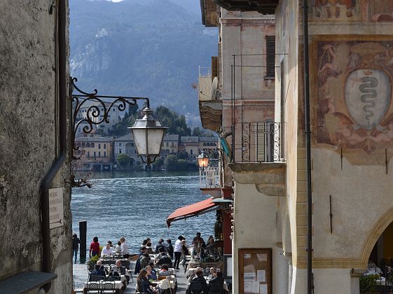 Vue depuis le village d'Orta sur les bords du lac Majeur