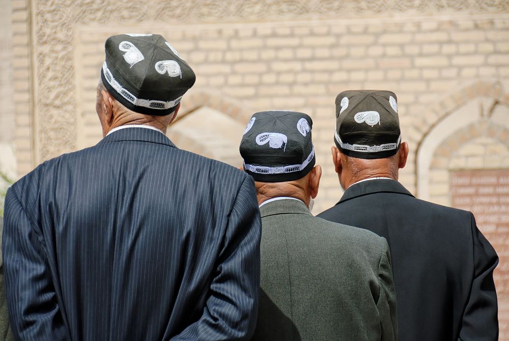 3 hommes en habits traditionnels - Ouzbékistan