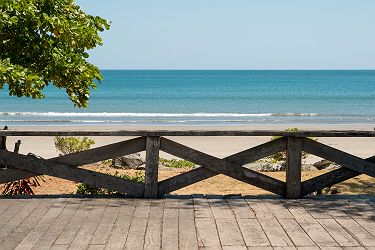 Terrasse en bois avec plage, océan et fond de ciel bleu