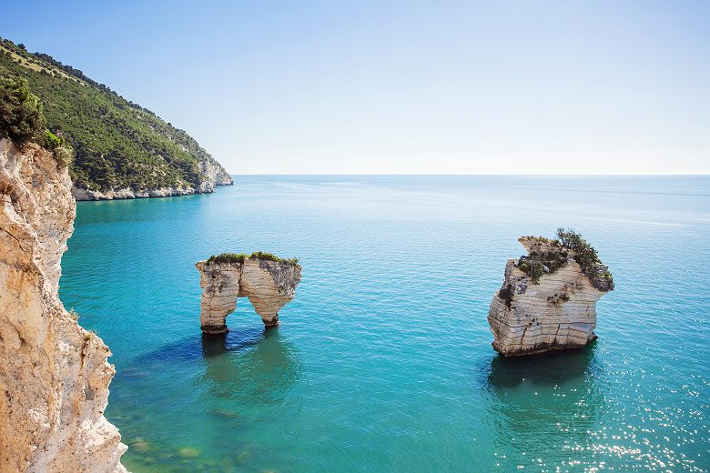 Pouilles - Formations rocheuses de couleur blanche à Vieste 