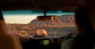 Vue sur Uluru depuis la voiture