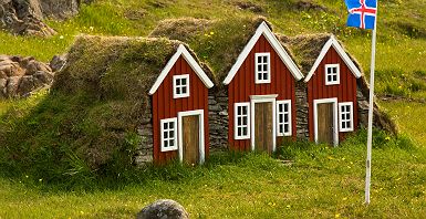 Maisons typiques d'Islande avec un drapeau du pays