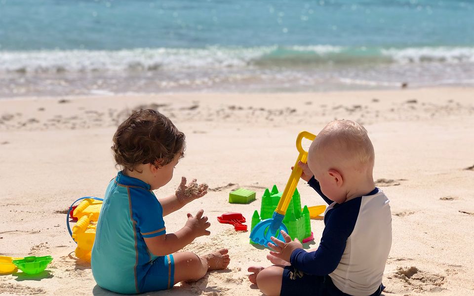 Enfants sur la plage - Hilton Labriz Seychelles
