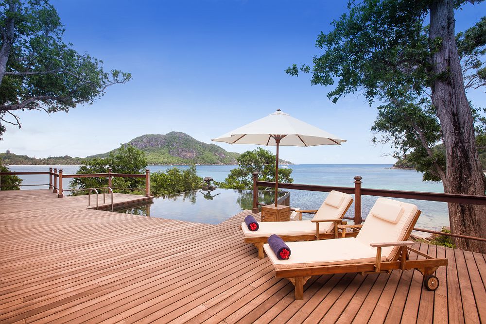 Enchanted Island Resort - Espace détente avec piscine et chaises longues