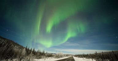 Aurore boréale sur Elliot Highway à environ 20 km au nord de Fairbanks en Alaska