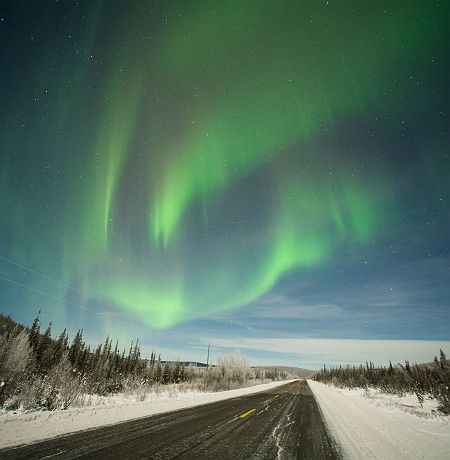 Aurore boréale sur Elliot Highway à environ 20 km au nord de Fairbanks en Alaska