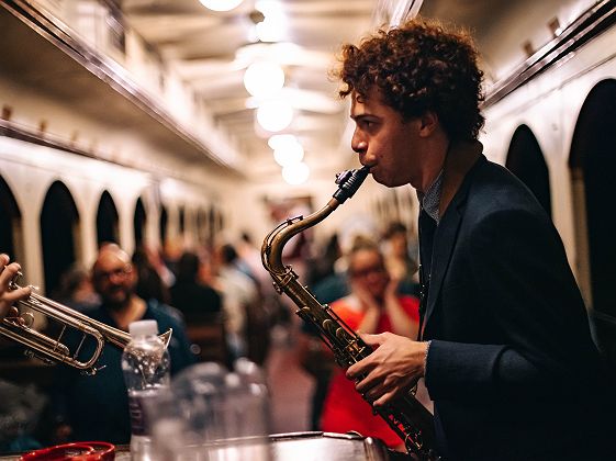 @Grapevine joueur de saxophone dans un train