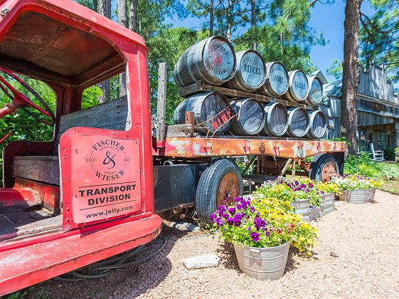 @Travel Texas Fredericksburg tonneaux de vins camion