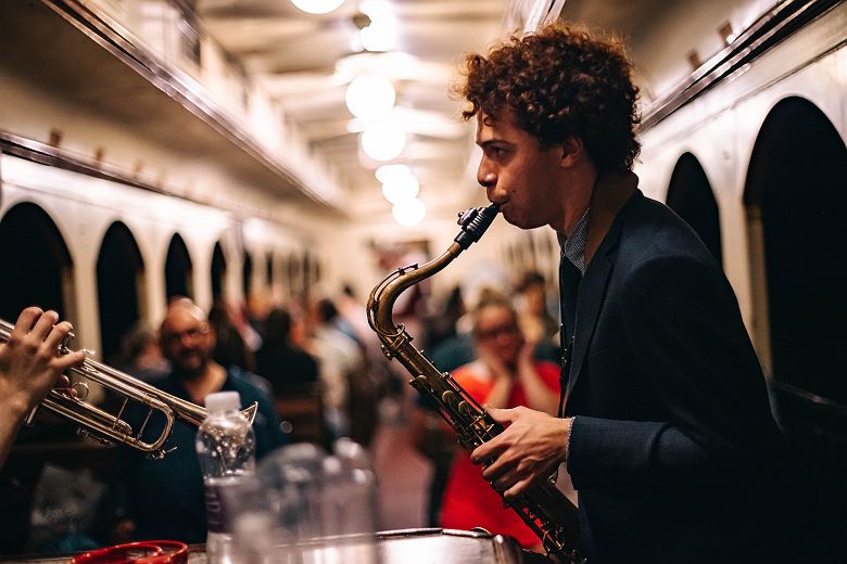 @Grapevine joueur de saxophone dans un train