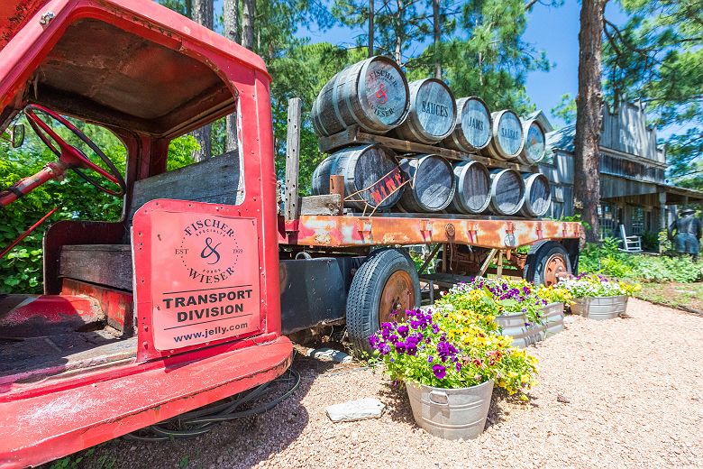 @Travel Texas Fredericksburg tonneaux de vins camion
