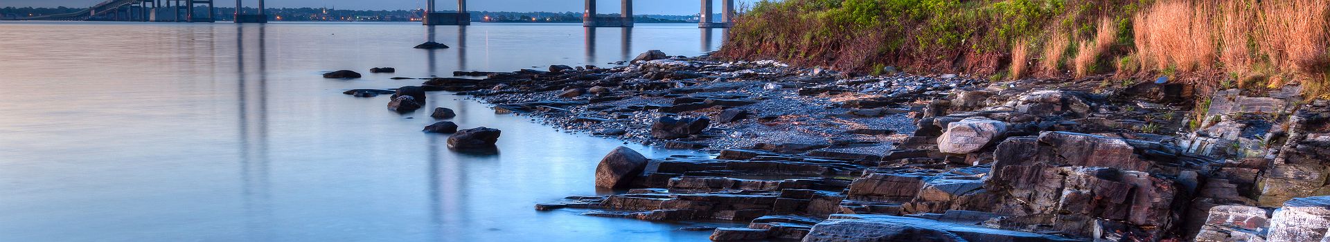 Etats-Unis - Vue sur le pont "Newport" au lever de soleil depuis la plage à Jamestown