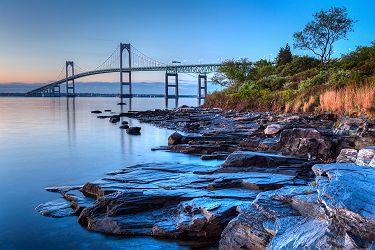 Etats-Unis - Vue sur le pont "Newport" au lever de soleil depuis la plage à Jamestown