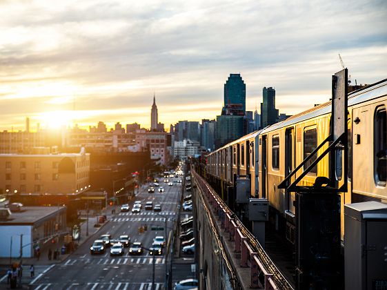 Etats-Unis - New York - Vue de la ville depuis les lignes de train au coucher de soleil