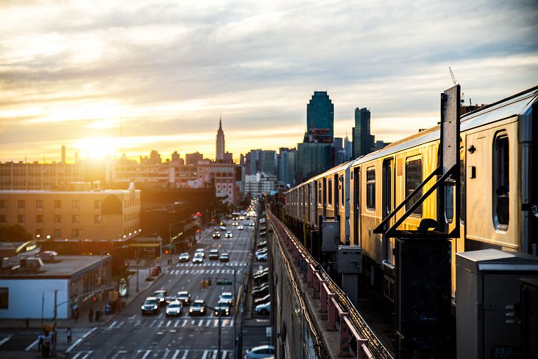 Etats-Unis - New York - Vue de la ville depuis les lignes de train au coucher de soleil