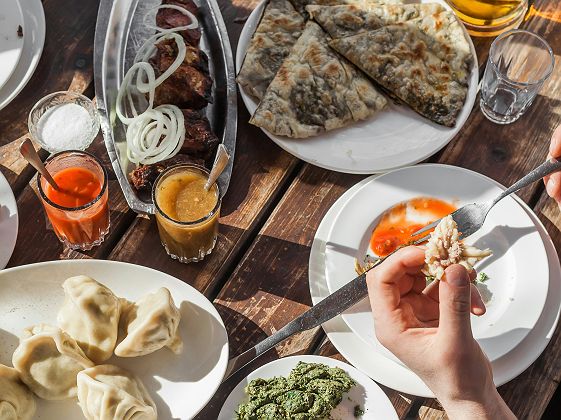 Table Géorgienne avec Khachapuri et khinkali