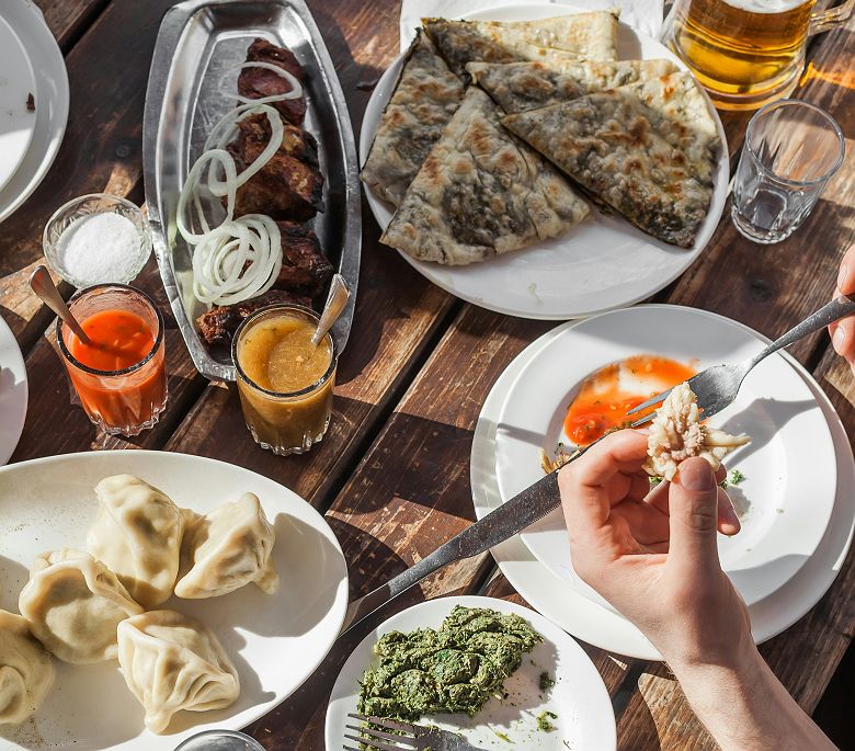 Table Géorgienne avec Khachapuri et khinkali