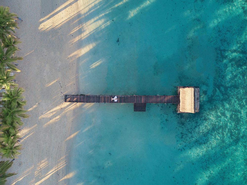 Hôtel Trou aux Biches Resort & Spa - Vue sur ponton où une femme pose allongée