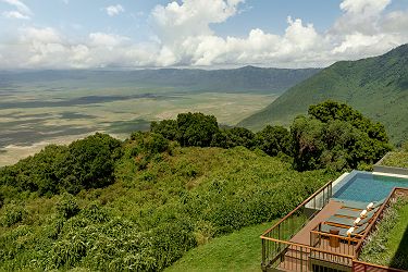 Ngorongoro Lodge member of Meliá Collection  - vue aérienne sur la piscine et la caldeira