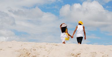 Couple dans le Parc national des Lençóis Maranhenses, Brésil