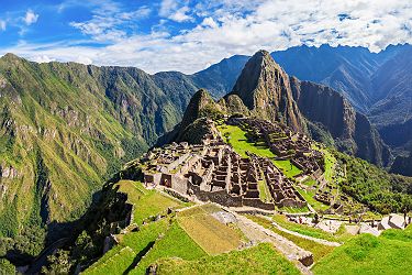 Pérou - Vue sur le site de Machu Picchu et ses paysages escarpées