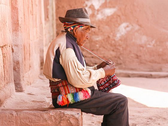 Homma âgé tricotant sur Taquile Island à Puno - Pérou