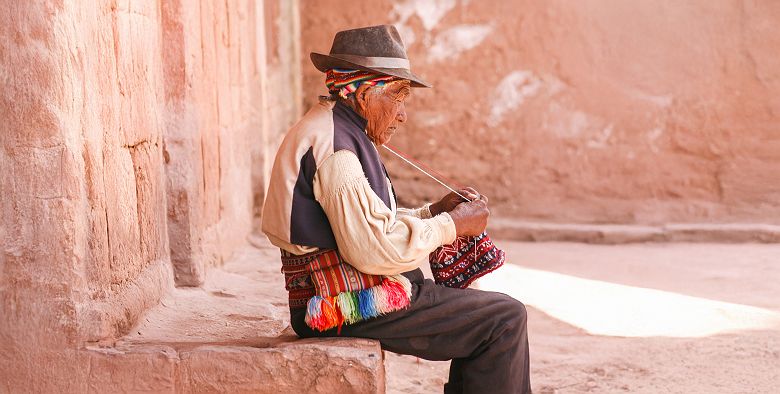 Homma âgé tricotant sur Taquile Island à Puno - Pérou