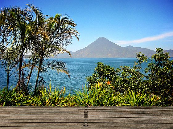 Guatemala - Vue sur le lac Atitlan et le volcan actif Agua près de la ville d'Antigua