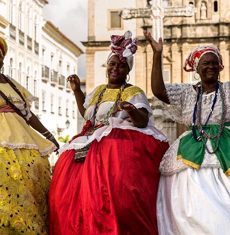 Brésil - Portrait de trois femmes locales en habits traditionnels à Salvador 